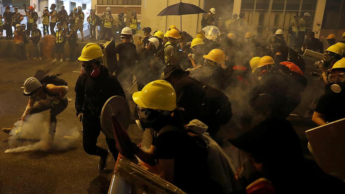 হংকংয়ে গতকাল রোববার আন্দোলনকারীদের ছত্রভঙ্গ করতে রাবার বুলেট ছোড়ে পুলিশ। ছবি: রয়টার্স