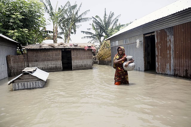 বন্যার পানিতে চারদিক প্লাবিত হওয়ায় খাওয়ার পানির সংকটে স্থানীয় লোকজন
