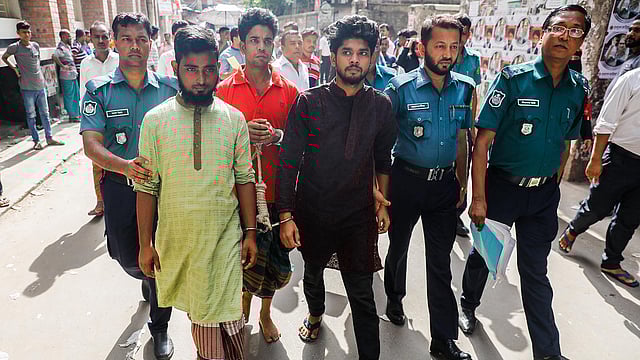 তাসলিমা বেগমকে পিটিয়ে হত্যা মামলার তিন আসামিকে গ্রেপ্তারের পর ঢাকার মুখ্য মহানগর হাকিম আদালতে আনা হয়। ঢাকা, ২২ জুলাই। ছবি: দীপু মালাকার