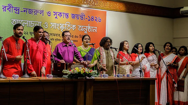 তিন কবির স্মরণ অনুষ্ঠানে ঋষিজের সঙ্গে গাইছেন তপন মাহমুদ। ছবি: প্রথম আলো
