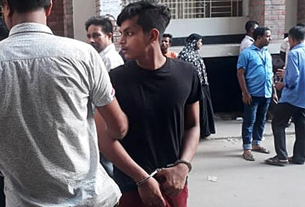 তাসলিমাকে পিটিয়ে হত্যার কথা স্বীকার করেছেন আসামি জাফর। জবানবন্দি শেষে তাঁকে হাজতখানায় নিয়ে যাচ্ছে পুলিশ। ঢাকা, ২২ জুলাই। ছবি: আসাদুজ্জামান