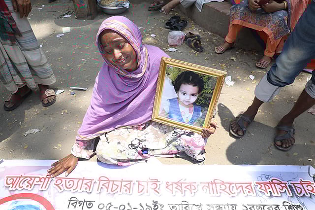 মেয়ে আয়েশার ধর্ষণ ও হত্যার বিচারের দাবিতে জাতীয় প্রেসক্লাবের সামনে মা রাজিয়া সুলতানার অবস্থান। এসময় তিনি কান্নায় ভেঙে পড়েন। ঢাকা, ২১ জুলাই। ছবি: আবদুস সালাম