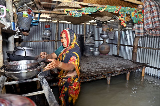 পানিতেই চলছে দিন গুজরান