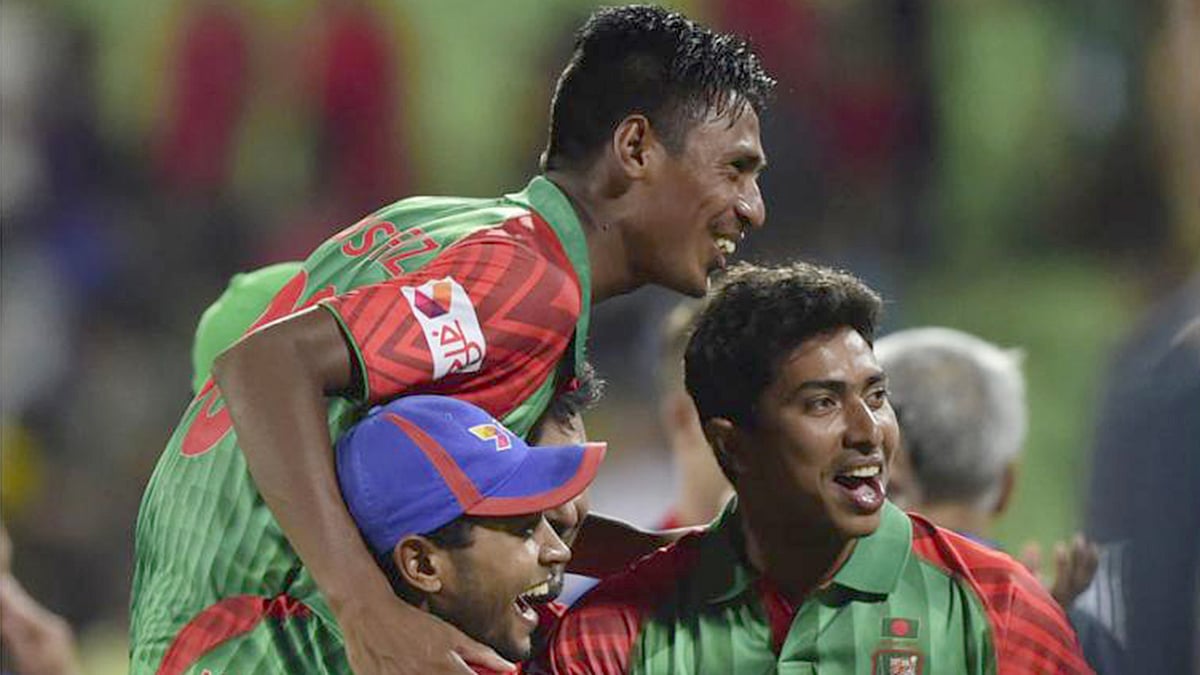 মুশফিকদের কাঁধে সওয়ার হয়ে নয়, এবার ভার বইতে হবে মোস্তাফিজ সৌম্যদেরই। ফাইল ছবি