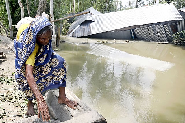 চলাচলের ঝুঁকিতে বয়স্ক মানুষ