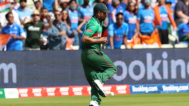 এজবাস্টনে রোহিত শর্মার ক্যাচ পড়ে গেল তামিমের হাত গলে, ভারতের বিপক্ষে ম্যাচটাও শেষ পর্যন্ত জেতা হয়নি বাংলাদেশের। ছবি: এএফপি