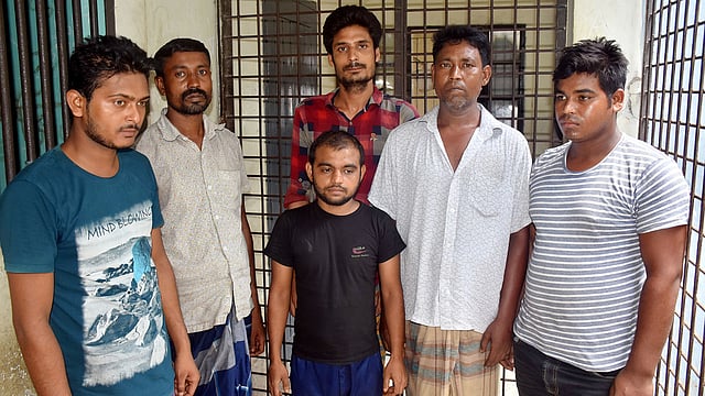 গুজবে কান দিয়ে ছেলেধরা সন্দেহে নিরীহ মানুষকে পিটুনি দেওয়ার অভিযোগে পুলিশ ৩৬ জনকে আটক করেছে। মঙ্গলবার সকালে কুষ্টিয়া মডেল থানা থেকে তোলা। ছবি: প্রথম আলো