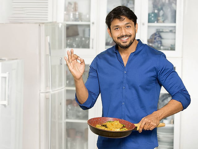 অভিনেতা আরিফিন শুভ ইলিশ খেতে যেমন ভালোবাসেন, রান্না করতেও ভালোবাসেন তেমন। ছবি: কবির হোসেন, কৃতজ্ঞতা: আফরোজা নাজনীন