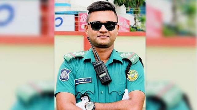 কাভার্ড ভ্যান চাপায় নিহত পুলিশের ট্রাফিক বিভাগের সার্জেন্ট গোলাম কিবরিয়া।