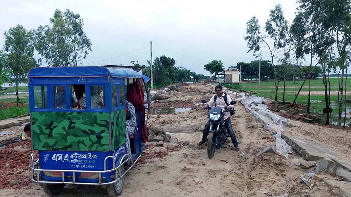 বন্যায় ক্ষতিগ্রস্ত সুনামগঞ্জ-তাহিরপুর সড়ক। এ সড়কের আনোয়ারপুর এলাকা। ছবি: খলিল রহমান