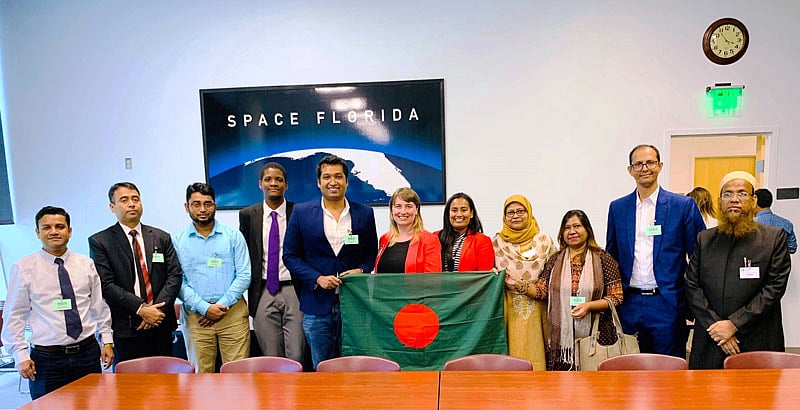 নাসা আয়োজিত স্পেস অ্যাপস চ্যালেঞ্জে প্রতিনিধি হিসেবে তথ্যপ্রযুক্তি মন্ত্রণালয়ের ৬ কর্মকর্তার পাশাপাশি প্রতিযোগিতার আহ্বায়কেরা অংশ নেন। ছবি: বেসিসের সৌজন্যে।