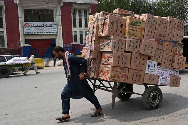 নিত্যপ্রয়োজনীয় পণ্যের মূল্য নিয়ে ক্ষোভ বাড়ছে পাকিস্তানের সাধারণ জনগণের। ছবি: এএফপি ২.  প্রধানমন্ত্রী হিসেবে ইমরান খানের শপথ