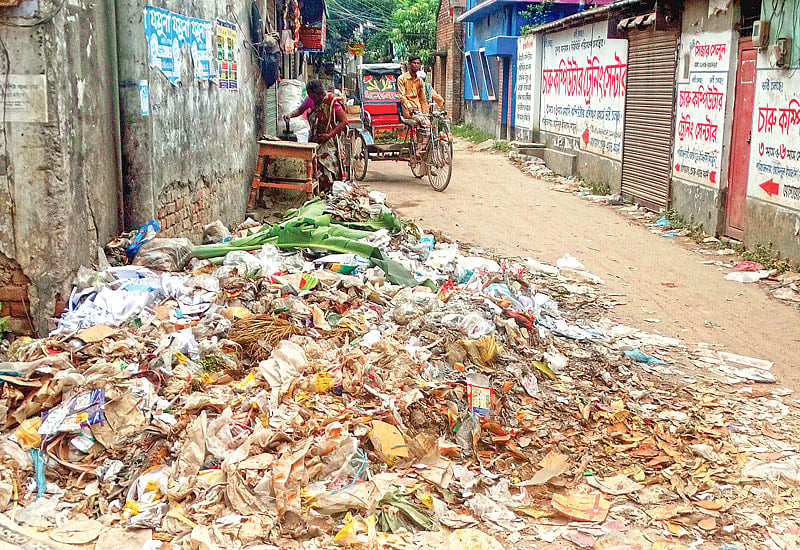 ধর্মঘটের কারণে পৌরসভার কর্মকর্তা-কর্মকারীরা এখন ঢাকায়। এতে নাগরিক সেবা বন্ধ হয়ে গেছে এলাকায়। ময়লা-আবর্জনা জমে গেছে। গতকাল বগুড়ার শেরপুর পৌরসভার প্রধান সড়কে। ছবি: প্রথম আলো