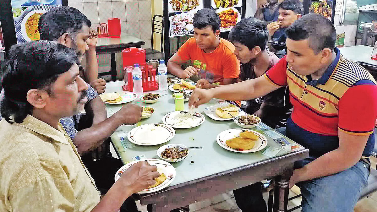 সৈয়দপুরে সুস্বাদু বট–পুরির প্রতি নগরবাসীর আকর্ষণ বাড়ছে। সৈয়দপুর রেলওয়ে জেলা ক্যানটিনে। ছবি: প্রথম আলো