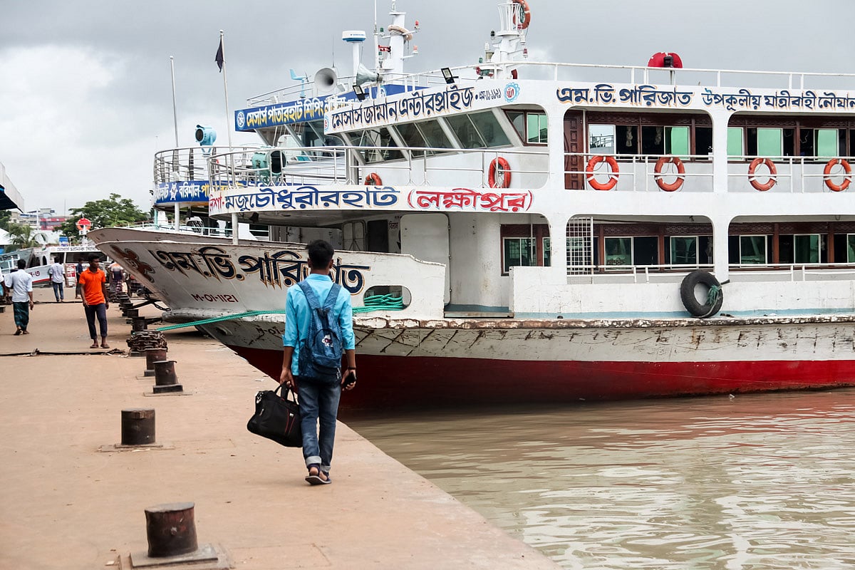 বেতন-ভাতা বৃদ্ধি, অভ্যন্তরীণ রুটে সন্ত্রাস-চাঁদাবাজি বন্ধসহ ১১ দফা দাবিতে ২৩ জুলাই মধ্যরাত থেকে অনির্দিষ্টকালের জন্য বাংলাদেশ নৌযান শ্রমিক ফেডারেশন সব লঞ্চ চলাচল বন্ধ ঘোষণা করে। এতে নৌপথে চলাচল করা যাত্রীরা ভোগান্তিতে পড়ে। ছবিটি আজ বুধবার সকালে বরিশাল নগরের নদীবন্দর থেকে তোলা। ছবি: সাইয়ান