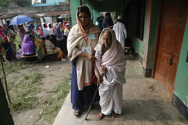 বয়স্ক এক নারী ভোট দিতে এসেছেন। বেরাব সরকারি প্রাথমিক বিদ্যালয় কেন্দ্র।