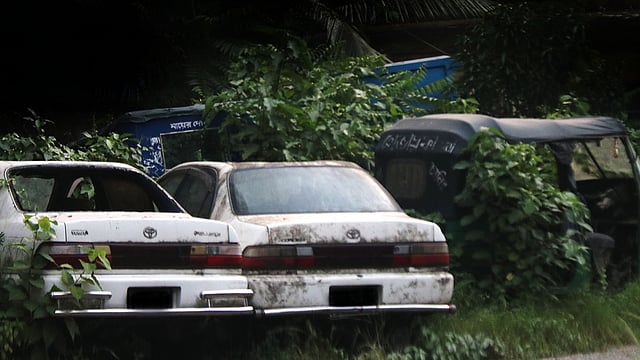 মূল্যবান গাড়িগুলো নষ্ট হচ্ছে