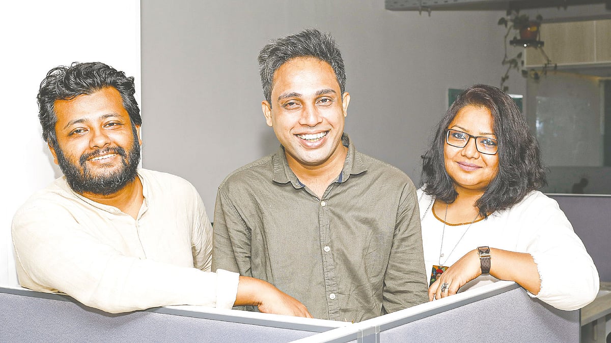 লস্কর নিয়াজ মাহমুদ, তানভীর আহম্মদ ও তাসমিয়াহ্ আফরীন—বিজয়ী তিন আগামীর নির্মাতা। ছবি: আনন্দ