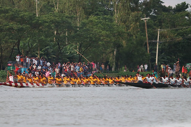 চলে হাড্ডাহাড্ডি লড়াই