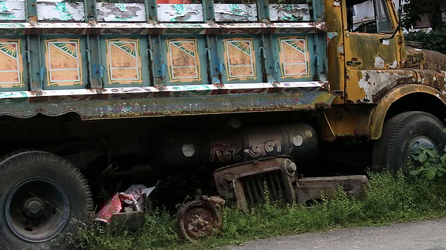 এ যেন ট্রাক নয়, ট্রাকের কঙ্কাল