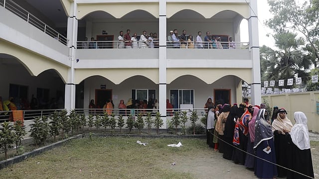 নারায়ণগঞ্জের রূপগঞ্জ উপজেলার কাঞ্চন পৌরসভা নির্বাচনে দেওয়ান লাল মাহমুদ হাফিজিয়া মাদ্রাসা কেন্দ্রে ভোটারদের সারি। ২৫ জুলাই। ছবি: দীপু মালাকার