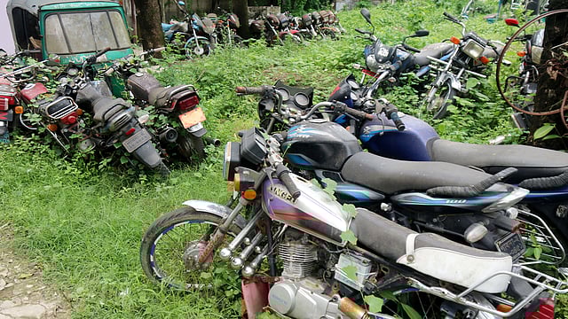 অযত্নে পড়ে আছে মোটরসাইকেলগুলো