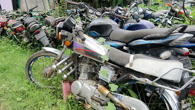 খোলা আকাশের নিচে মোটরসাইকেল