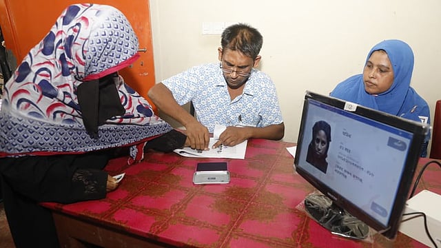 ভোট দিচ্ছেন এক নারী। ছবি: দীপু মালাকার