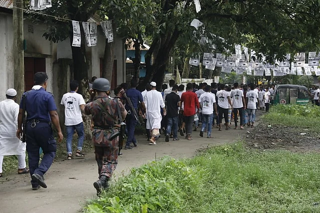 জনতাকে নিরাপদ দূরত্বে সরিয়ে দিচ্ছে আইনশৃঙ্খলা বাহিনী। ৪৩ নম্বর তারৈল সরকারি প্রাথমিক বিদ্যালয় কেন্দ্র।
