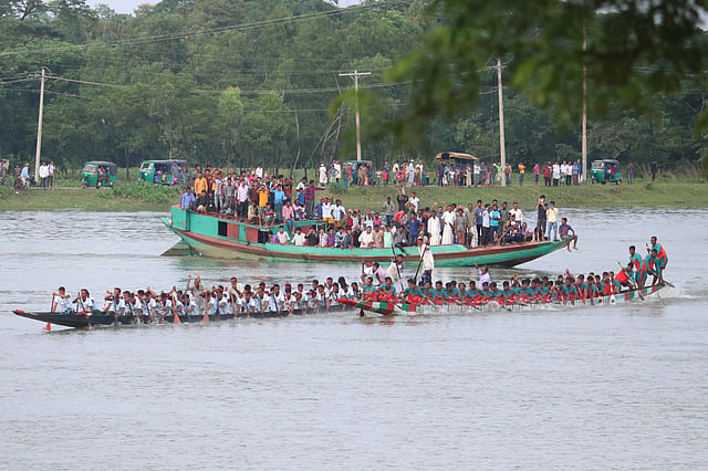 শুরু হলো বাইচ