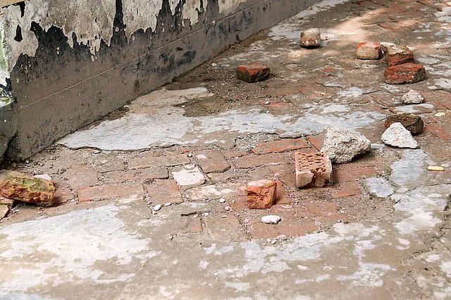 উত্তর-পূর্ব বাড্ডা সরকারি প্রাথমিক বিদ্যালয়ের জায়গাটুকু ইট দিয়ে ঘিরে রাখা হয়েছে। এখানেই তাসলিমা বেগমকে পিটিয়ে হত্যা করা হয়। ছবি: সাবরিনা ইয়াসমীন