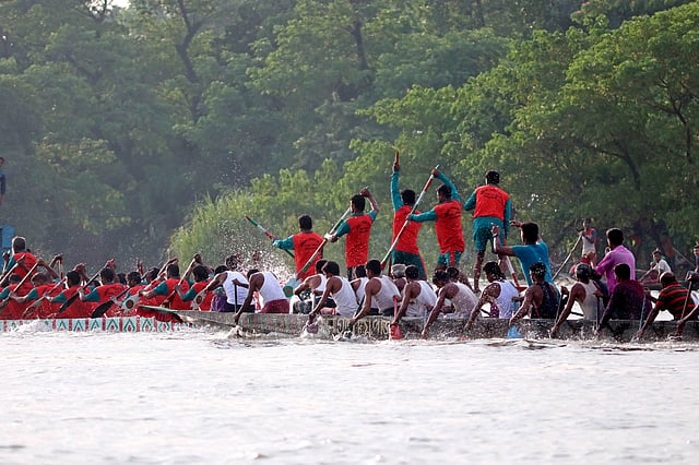 নৌকা বাইচ প্রতিযোগিতার টান টান উত্তেজনার একটি মুহূর্ত