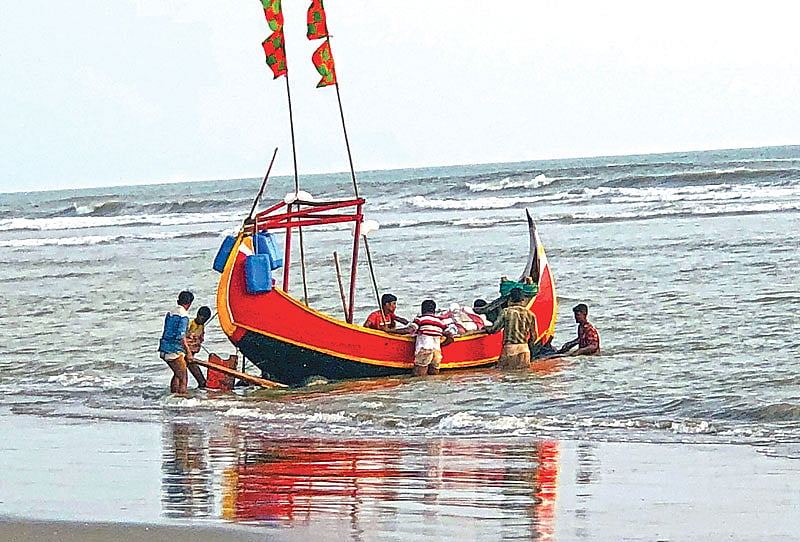 মাছ ধরা শুরু হলো। রঙিন ‘ডিঙি নৌকা’ নামানো হচ্ছে সাগরে। টেকনাফের বড়ডেইল উপকূল থেকে গতকাল সকালে। প্রথম আলো