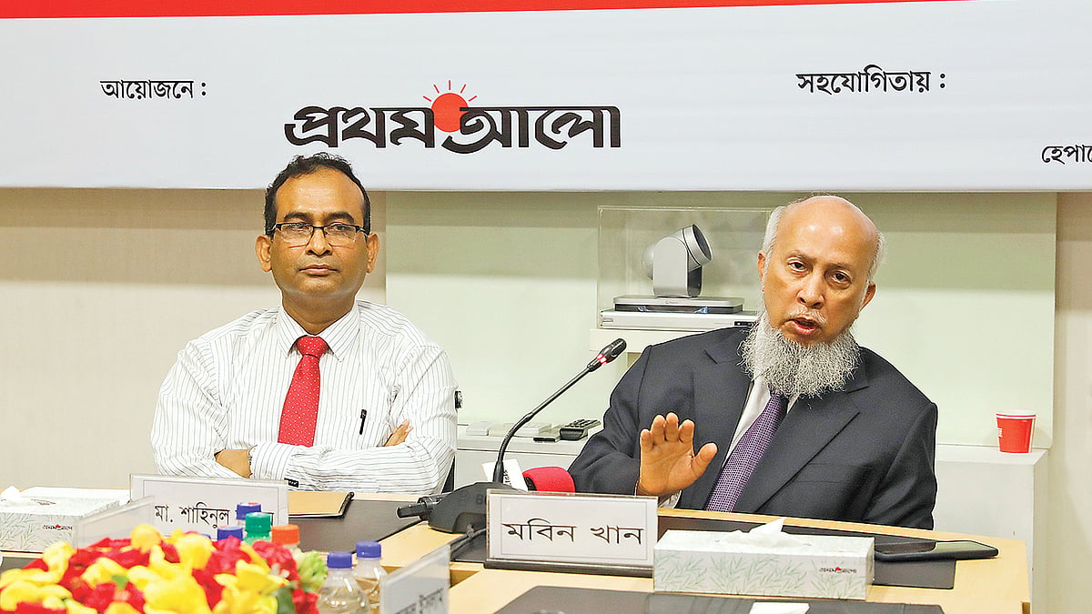 গোলটেবিল বৈঠকে বক্তব্য দেন হেপাটোলজি সোসাইটি, বাংলাদেশের সভাপতি মবিন খান। পাশে এই সংগঠনের সাধারণ সম্পাদক মো. শাহিনুল আলম। গতকাল কারওয়ান বাজারে প্রথম আলো কার্যালয়ে। ছবি: প্রথম আলো