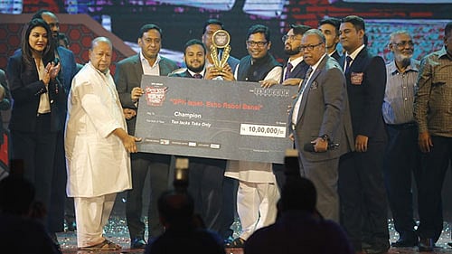 জিপিএস ইস্পাত এসো রোবট বানাই আয়োজনের গ্র্যান্ড ফিনালেতে বিজয়ী দলের হাতে পুরস্কার তুলে দেওয়া হয়। বঙ্গবন্ধু আন্তর্জাতিক সম্মেলন কেন্দ্র, ঢাকা, ২৬ জুলাই। ছবি: দীপু মালাকার