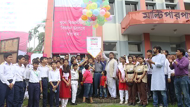 খুলনায় বিজ্ঞানচিন্তা-বিকাশ বিজ্ঞান উৎসবের আঞ্চলিক পর্বের উদ্বোধন। পাবলিক কলেজ, খুলনা, ২৬ জুলাই। ছবি: সাদ্দাম হোসেন