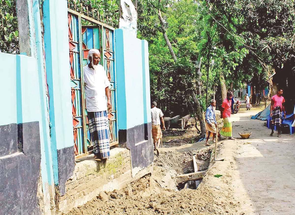 খালের মুখ ভরাট করে বাড়ি নির্মাণ করায় বৃষ্টির পানি সরতে পারছে না। সম্প্রতি ব্রাহ্মণবাড়িয়ার কসবার মান্দারপুর গ্রামের তাহের মিয়ার বাড়ির সামনে।  ছবি: প্রথম আলো
