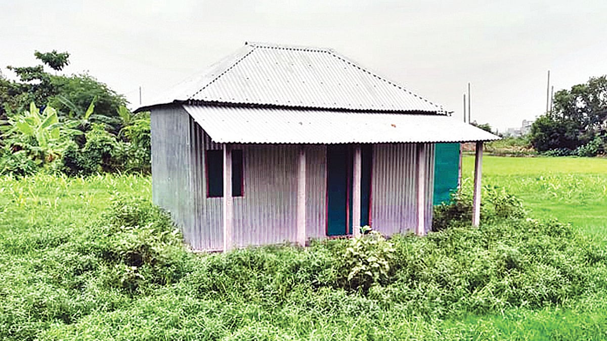 এমনও ঘর রয়েছে, যার চারপাশে আগাছা জন্মেছে। কেউ বসবাস করছে না।