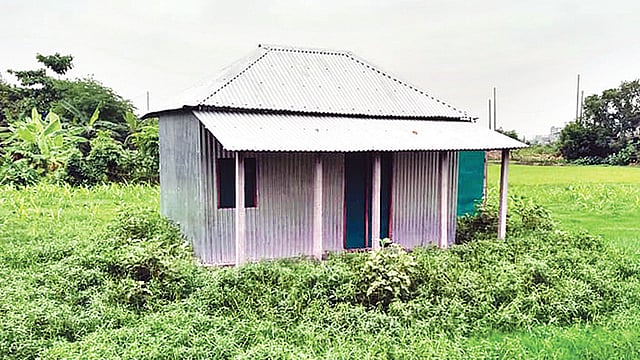 এমনও ঘর রয়েছে, যার চারপাশে আগাছা জন্মেছে। কেউ বসবাস করছে না।