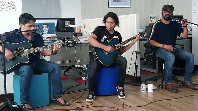 প্রথম আলো কার্যালয়ে গান শোনালেন মাহমুদুজ্জামান বাবু