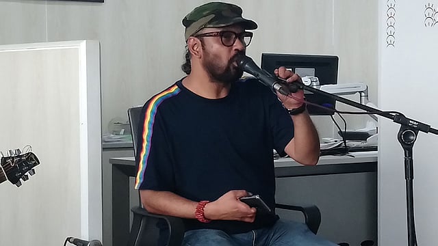 প্রথম আলো কার্যালয়ে গান শোনালেন মাহমুদুজ্জামান বাবু