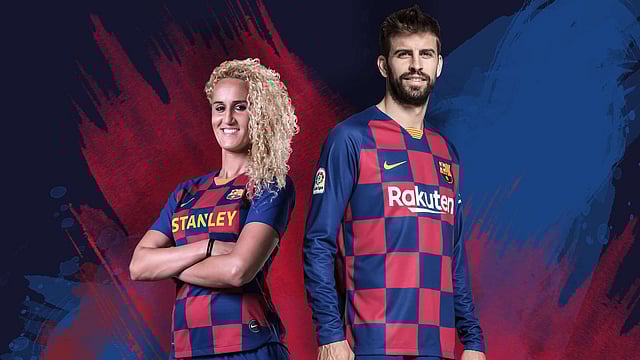 বার্সেলোনার হোম জার্সিতে পিকে ও নারী দলের এক খেলোয়াড়। ছবি : টুইটার