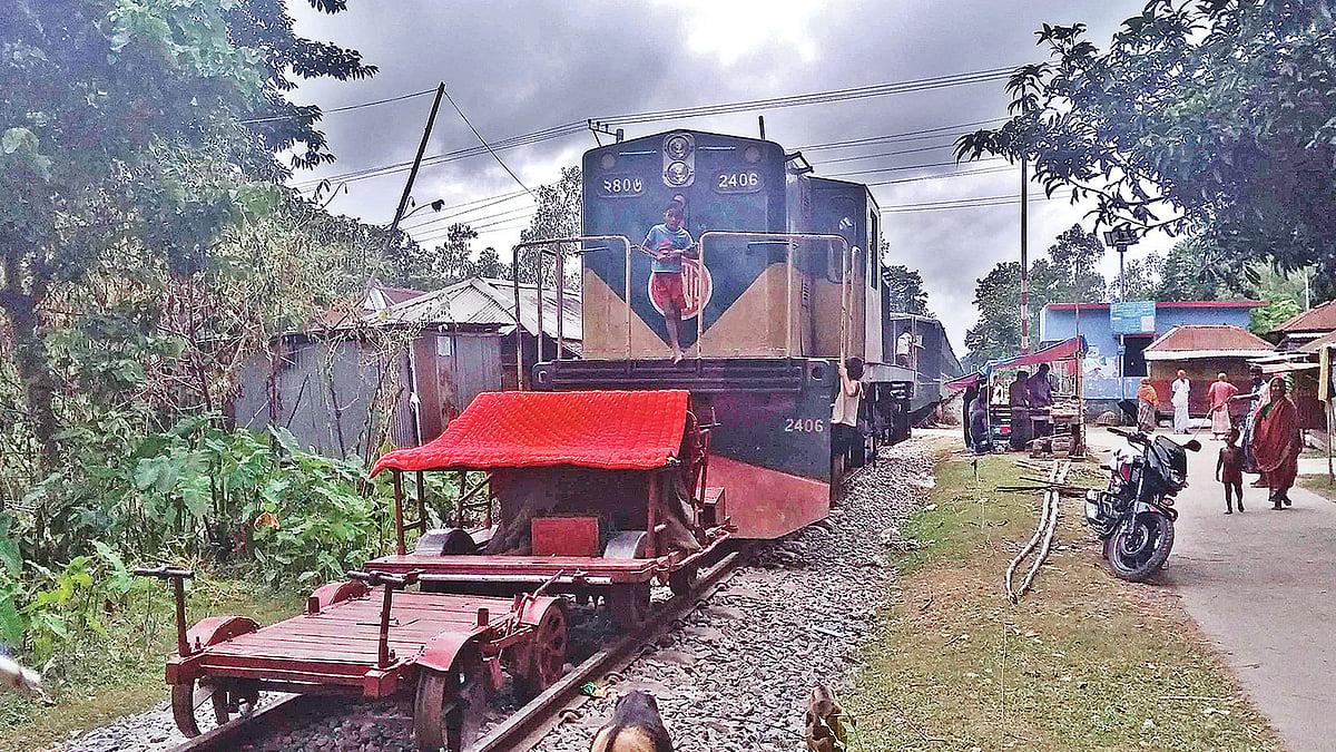 এই ট্রেনে আশ্রয় নিয়েছেন বানভাসি মানুষ। গতকাল গাইবান্ধা সদরের বাদিয়াখালী স্টেশন এলাকায়।  ছবি: প্রথম আলো