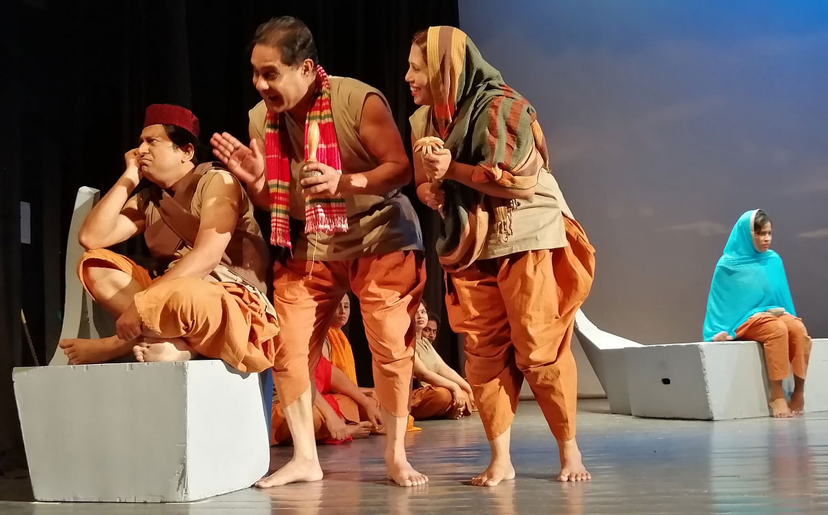 থিয়েটার আর্ট ইউনিটের নাটক আমিনা সুন্দরীর একটি দৃশ্য। ছবি: সংগৃহীত