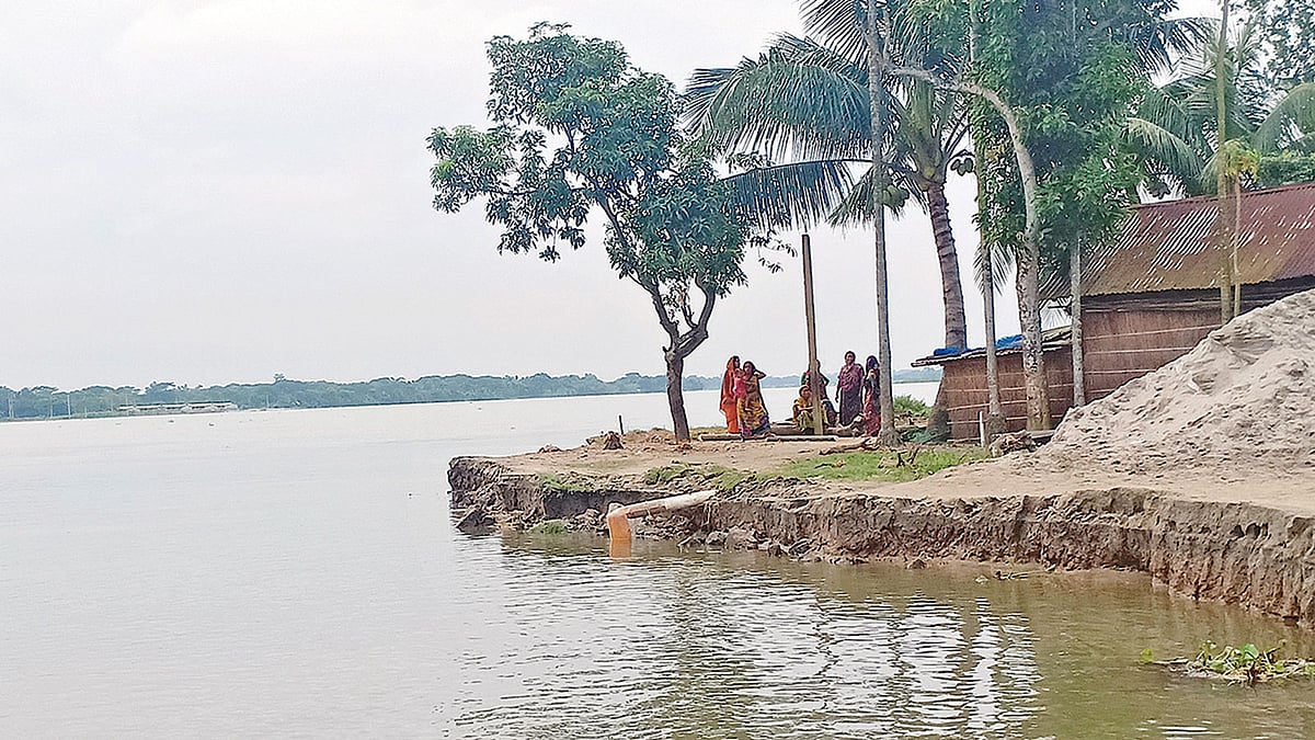 ময়মনসিংহের গৌরীপুর উপজেলার ভাংনামারী ইউনিয়নের আটটি গ্রামে ব্রহ্মপুত্র নদের ভাঙন দেখা দিয়েছে। গত বুধবার বিকেলে খোদাবক্সপুর গ্রামে। ছবি: প্রথম আলো
