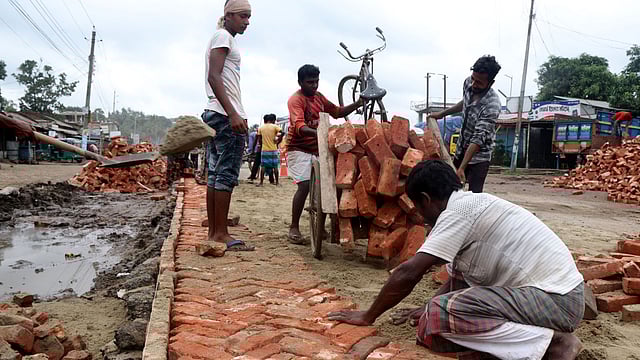 ইট বিছানোর কাজ চলছে।