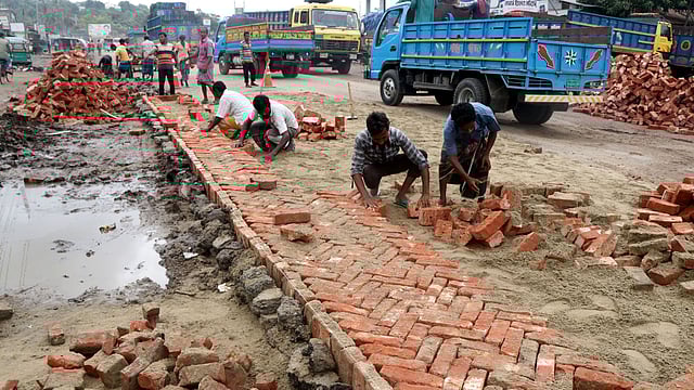 রাস্তাজুড়ে বিছানো হচ্ছে ইট।