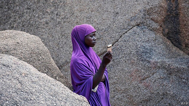 আফ্রিকায় হোয়াটসঅ্যাপের মাধ্যমে ভুয়া তথ্য ছড়ানোর মাত্রা বাড়ছে। ছবি: এএফপি