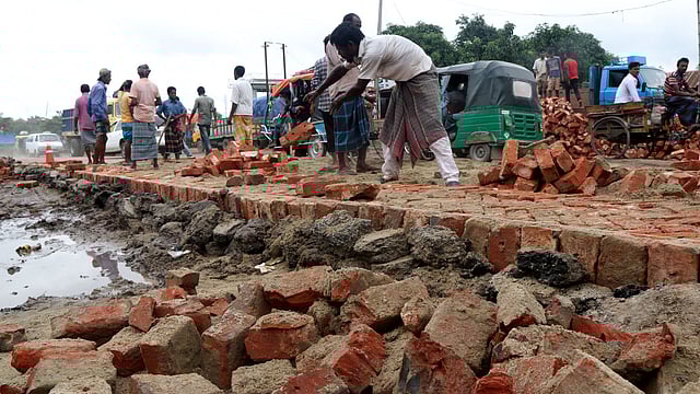 একপাশে মেরামতকাজ চলছে। অন্যপাশে চলছে যানও।