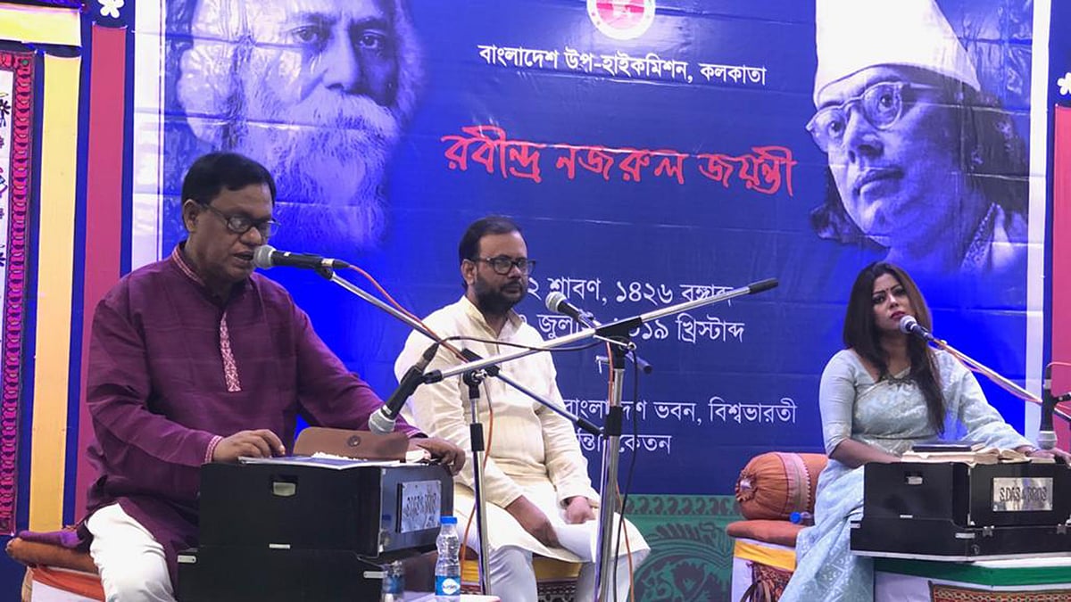 শান্তিনিকেতনের বাংলাদেশ ভবন মিলনায়তনে ‘রবীন্দ্র-নজরুলজয়ন্তী’ অনুষ্ঠানে গান করেন জোসেফ রড্রিক্স। পাশে অণিমা রায়